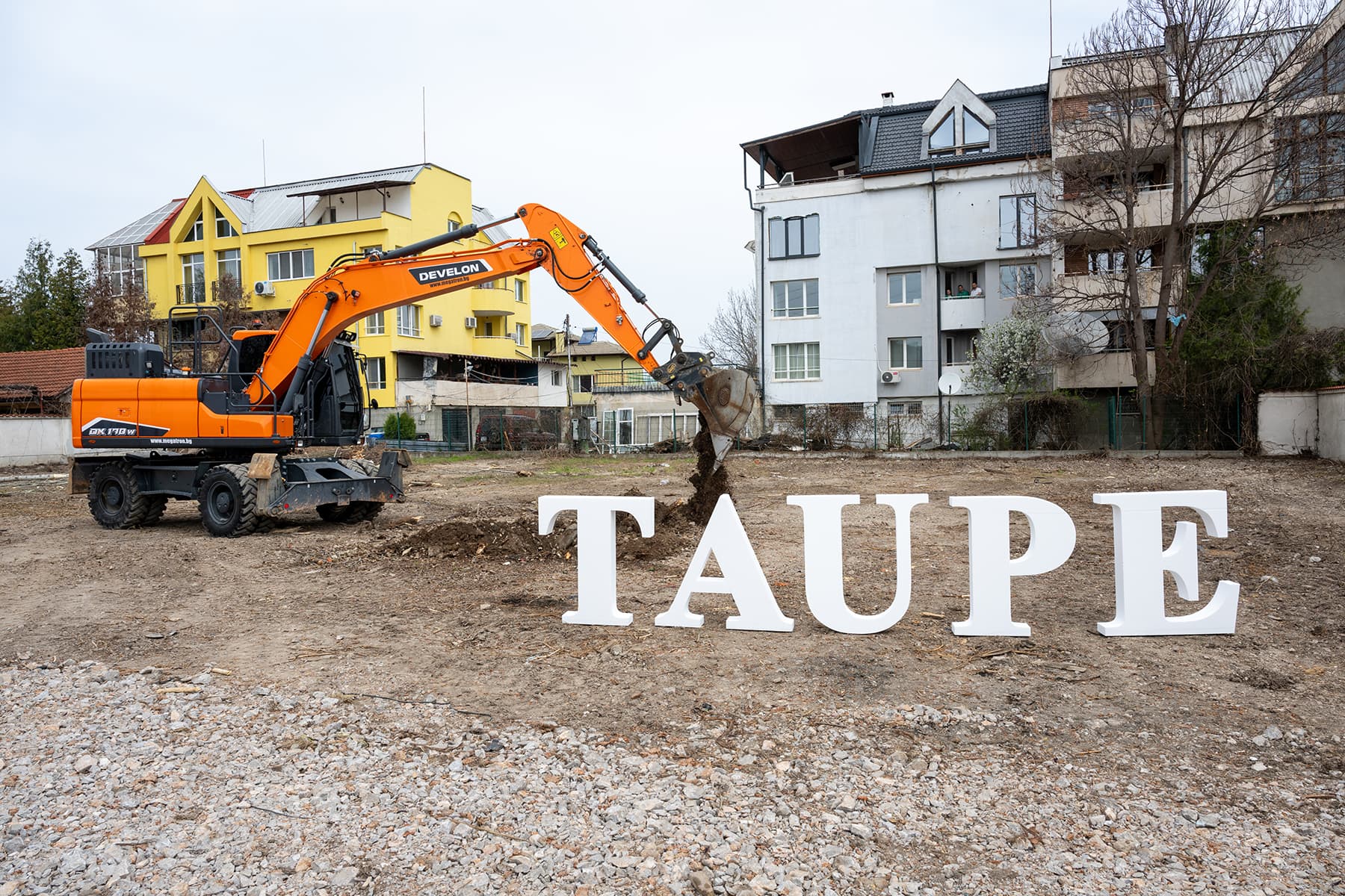 TAUPE – ПЪРВА КОПКА